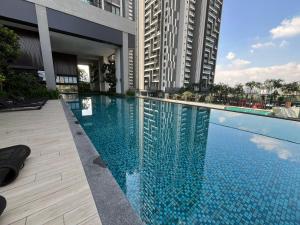a large swimming pool in the middle of a building at 3 Room Cozy Comfy 1-11 pax Old Klang Road 7 min to Midvalley in Kuala Lumpur