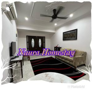 ein Wohnzimmer mit einem Sofa und einem Deckenventilator in der Unterkunft Naura Homestay in Sungai Petani