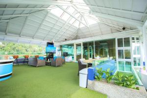 een kantoor met een glazen plafond en een zwembad bij Sira Grande Hotel & Spa in Patong Beach