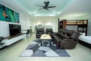 Posezení v ubytování ฺBaan Waru seaview villa