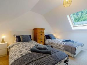 1 dormitorio con 2 camas y ventana en 3 Bed in Portreath 89492 en Camborne