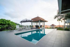 Bazén v ubytování ฺBaan Waru seaview villa nebo v jeho okolí