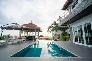 Bazén v ubytování ฺBaan Waru seaview villa nebo v jeho okolí