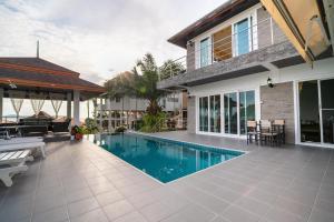Bazén v ubytování ฺBaan Waru seaview villa nebo v jeho okolí