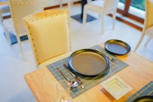 Chariot Square في كاندي: طاولة مع طبقين على رأس مكان