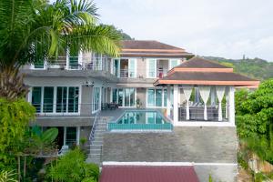 Bazén v ubytování ฺBaan Waru seaview villa nebo v jeho okolí