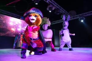 um grupo de animais de pelúcia num palco em Rixos Bab Al Bahr - Ultra All Inclusive em Ras al-Khaimah