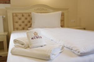 uma cama com toalhas em cima em Casa Huber em Sighetu Marmaţiei