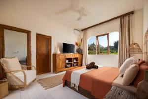 ケロボカンにあるCasa Bunga Rayaのテディベアのベッドがある寝室