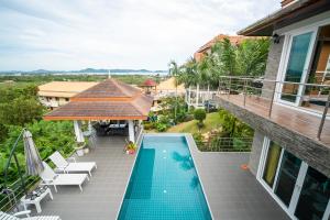 Bazén v ubytování ฺBaan Waru seaview villa nebo v jeho okolí