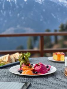 um prato de frutas e produtos hortícolas numa mesa em Hotel The Mountain View em Rishikesh