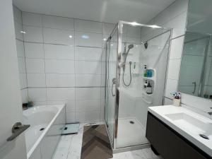 Un baño de LN Homestay in Flat Bush Auckland 19 fotos más
