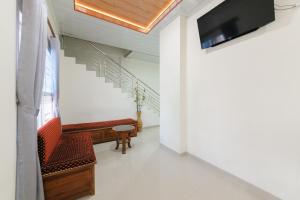 TV a/nebo společenská místnost v ubytování Urbanview Hotel Binwa Syariah Lampung by RedDoorz + 21 fotografií