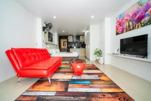 TV a/nebo společenská místnost v ubytování ฺBaan Waru seaview villa