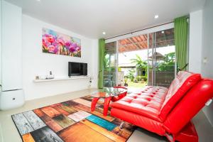 TV a/nebo společenská místnost v ubytování ฺBaan Waru seaview villa