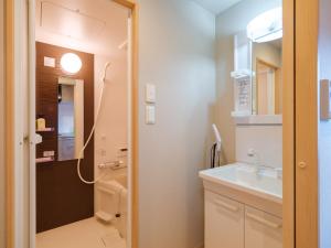 La salle de bains est pourvue d'un lavabo et d'un miroir. dans l'établissement Dc桜の苑403和式双人房间, à Osaka
