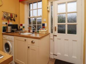 Dapur atau dapur kecil di Town Cottage