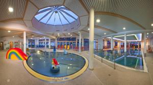 La alberca dentro o cerca de Chalet - Direkt am 5 Sterne Campingplatz Aufenfeld im Zillertal mit Hallenbad und Sauna