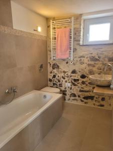 La salle de bains est pourvue d'une baignoire, de toilettes et d'un lavabo. dans l'établissement Casa Mare * Monte * Mille Stelle, à Santa Caterina dello Ionio