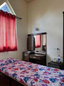 Ein Bett oder Betten in einem Zimmer der Unterkunft Heritage Resort , Kolhapur