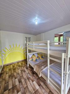 1 Schlafzimmer mit 2 Etagenbetten in einem Zimmer in der Unterkunft Refúgio dos Amigos casas e apartamentos in Paraty