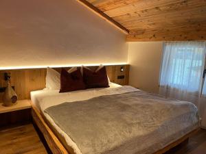 سرير أو أسرّة في غرفة في App Unterhoelzlhof - Chalet Anima