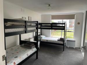 Turners Beach Escape - Great for Families & Groups emeletes ágyai egy szobában