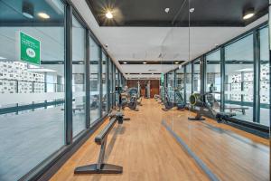 einen Fitnessraum mit Laufbändern und Crosstrainern in einem Gebäude in der Unterkunft Urban Sanctuary in West Franklin with Pool & Gym in Adelaide