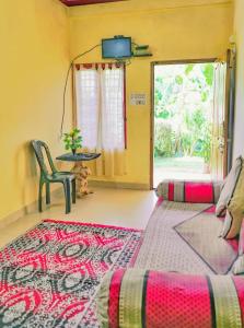 un soggiorno con divano e tavolo di Eshwari Cottage a Madikeri