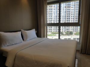 Postel nebo postele na pokoji v ubytování Maxxvalue Apartment Hiranandani Powai