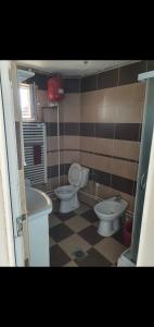 een badkamer met twee toiletten en een wastafel bij BIANCA LuX in Kraljevo