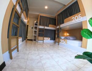 Zimmer mit 2 Etagenbetten in einem Schlafsaal in der Unterkunft KPOP Hostel in Karon Beach