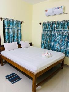 Un dormitorio con una cama con un tazón. en KHOLA HAWA GUEST HOUSE en Bolpur