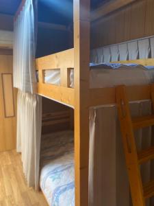 Двох'ярусне ліжко або двоярусні ліжка в номері ゲストハウス アルベルゲ