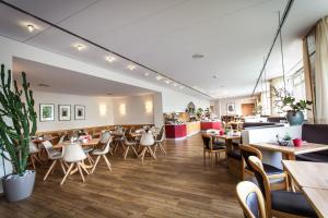 une salle à manger avec des tables et des chaises ainsi qu'un restaurant dans l'établissement Hotel Deutscher Hof, à Trèves