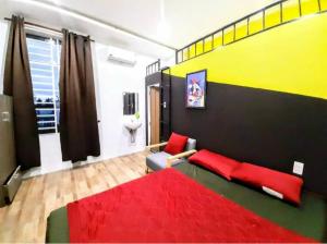 ダナンにあるHomestay Xì Trumの黄色と黒の壁のベッドルーム