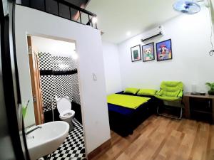 Habitación pequeña con cama y baño. en Homestay Xì Trum, en Da Nang