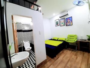 a small room with a bed and a bathroom at Homestay Xì Trum in Danang