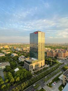 una vista aérea de un edificio alto en una ciudad en Shanghai Marriott Hotel Pudong East en Shanghái
