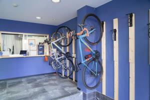 a room with two bikes hanging on a wall at ゲストハウス CYCLE&STAY in Tokushima