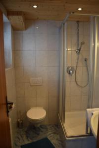 Koupelna v ubytování Haus Weitenstich + 29 fotografií