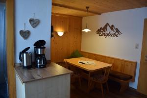 cocina con mesa y cafetera en una encimera en Haus Weitenstich, en Zell am Ziller