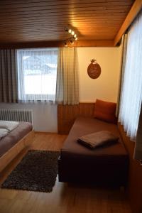 ツェル・アム・ツィラーにあるHaus Weitenstichのベッドと窓が備わる小さな客室です。