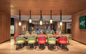 una sala de conferencias con una mesa grande y sillas en Hilton Garden Inn Ningbo, en Ningbo