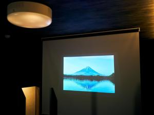 福冈Rakuten STAY Fukuoka Yakuin Family Room的透过窗户可欣赏到山景 更多24张照片