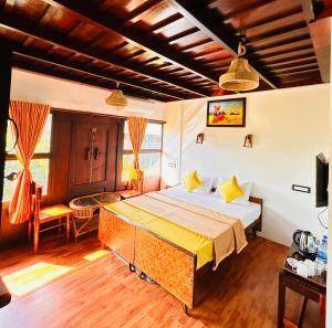 um quarto com uma cama grande num quarto em Gypsea Marari em Alappuzha