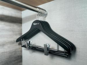 un peigne noir suspendu à un porte-serviettes dans l'établissement Rakuten STAY Fukuoka Yakuin Bunk bed Triple Room, à Fukuoka