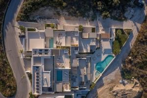 una vista aérea de una casa con piscina en AmphiMatrion Luxury Apartments en Kalyves