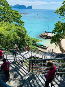 ピピ島にあるHIP シービュー リゾート @ ピピの海上階段を下る人々