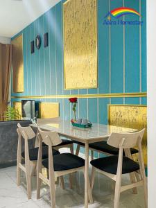 哥打巴魯的住宿－AAIRA Troika Residence,Kota Bharu，一间带桌椅的用餐室